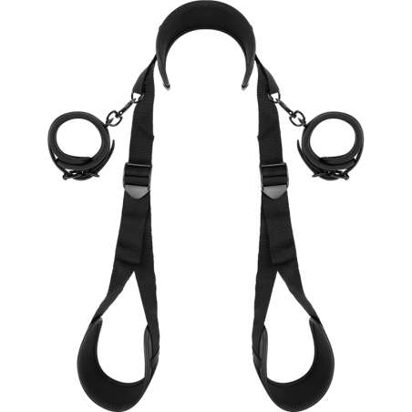 FETISH SUBMISSIVE POSICIoN PIERNAS ABIERTAS CON ESPOSAS CON FORRO DE NOPRENO