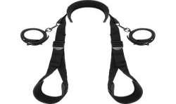 FETISH SUBMISSIVE POSICIoN PIERNAS ABIERTAS CON ESPOSAS CON FORRO DE NOPRENO